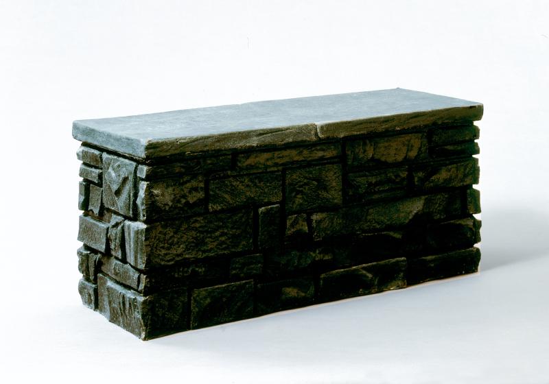 Peter Fischli/David Weiss, Mauer, 1987 Schwarzes Peracryl, 40 × 91 × 31 cm Kunsthaus Zürich, Vereinigung Zürcher Kunstfreunde, Gruppe Junge Kunst © Peter Fischli/David Weiss