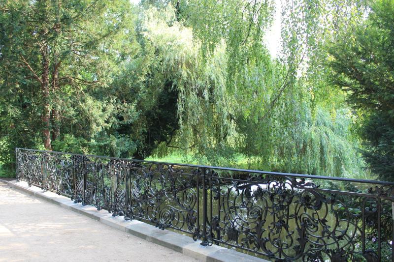 Exzellente Schmiedekunst: Geländer der Wiesenwegbrücke im Park Sanssouci. Foto: SPSG/Grit