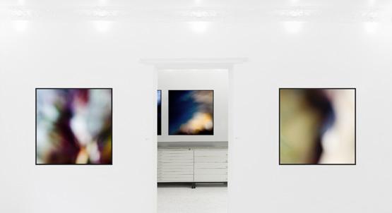 Jakob Kupfer links: Lichtbild #915, 2016 Hintergrund: Lichtbild #186, 2012 rechts: Lichtbild #884, 2016 Pigment, Wachs auf Papier, Aludibond 102 x 100 cm Foto: © Fürcho GmbH