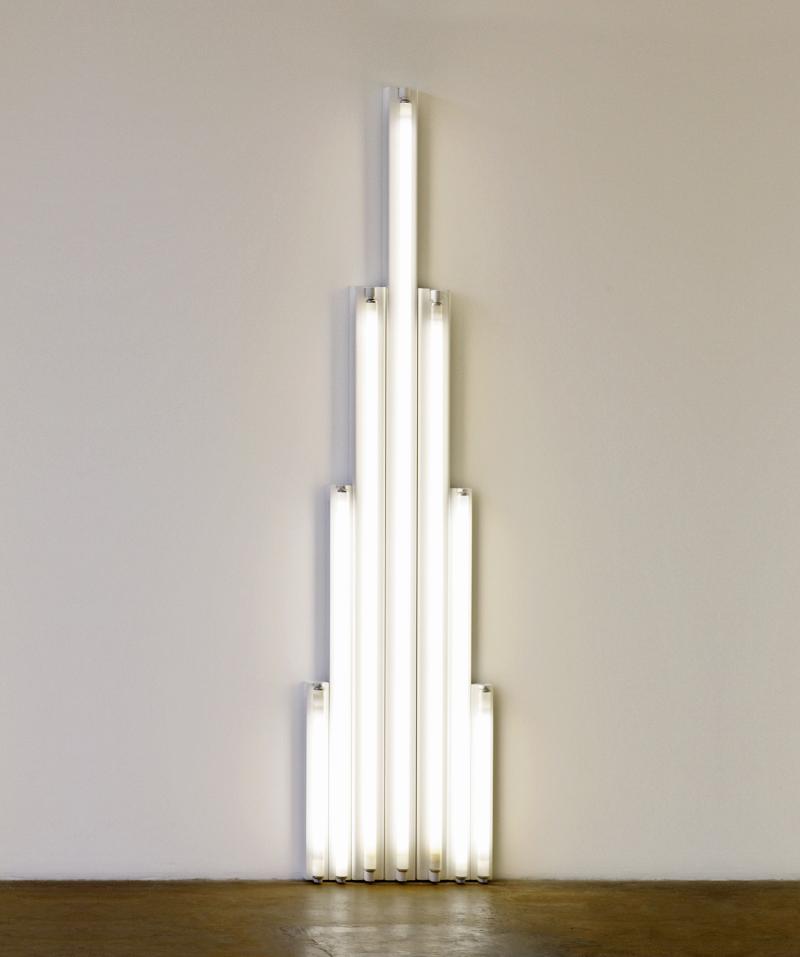 Dan Flavin “Monument” 1 for V. Tatlin, 1964 Leuchtstoffröhren (kaltweiss), 244 x 59 cm Raussmüller Collection, Basel Foto: Fabio Fabbrini © Raussmüller Collection, Basel © 2015, ProLitteris, Zürich  Druckbare Bildgrösse ca.: 36 x 30 cm