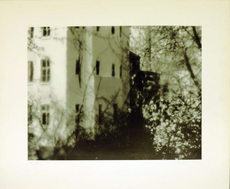 Los 1393 - Gerhard Richter, „Besetztes Haus“, signierte Fotografie (Offset-Lithografie) von 1990, o. Rahmen. Schätzpreis:	2.500 - 3.000 EUR