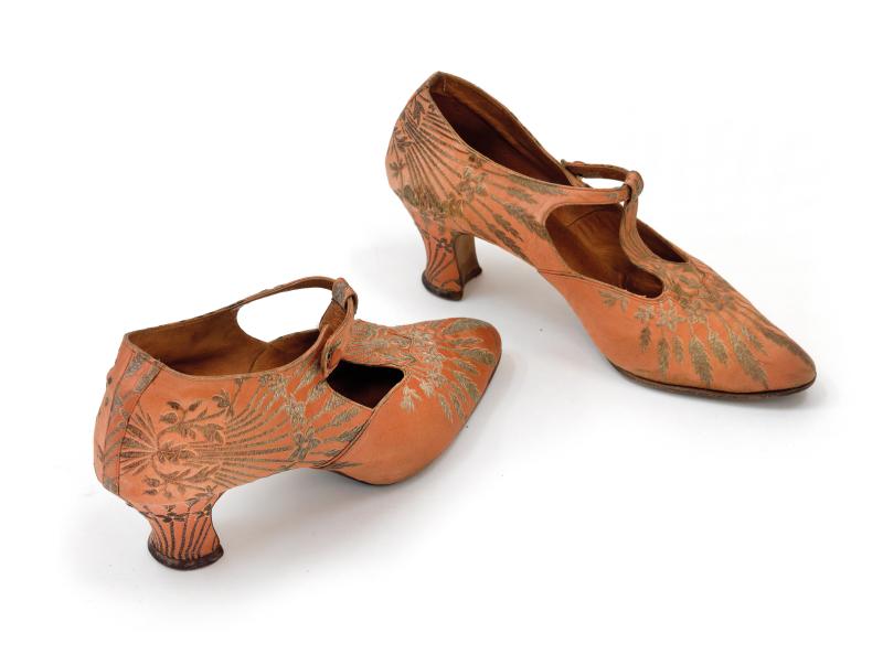 184  Schuhe, 1920er Jahre  roséfarbene Seide  Größe ca. 37  Rufpreis € 180