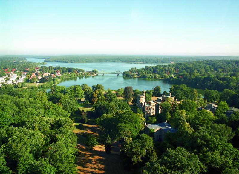 Von oben: Blick auf das Schloss Babelsberg und die Glienicker Brücke. Foto: Jürgen Hohmuth/SPSG