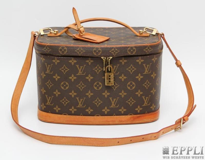 LOUIS VUITTON praktische Kosmetiktasche, "NICE"  Koll. 1999, akt. NP: 1.870.-€. Monogram Canvas, Rindslederapplikationen mit kräftiger Patina, umlaufendem Doppelreißverschluss ...  Aufrufnummer: 11 Aufrufpreis: 600 Euro