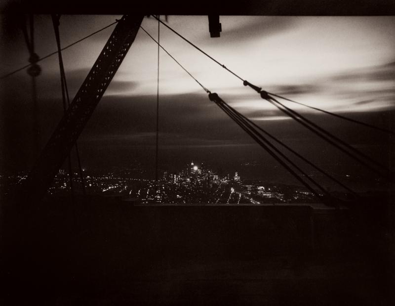 5 – Los 80 LEWIS W. HINE (1874–1940) Vom Empire State Building, New York 1931 Silbergelatineabzug, Vintage. geprintet ca. 1939 26,7 x 34,3 cm Rücks. signiert und Hines “Interpretive Photography” Stempel € 16.000 / € 20.000 – 25.000