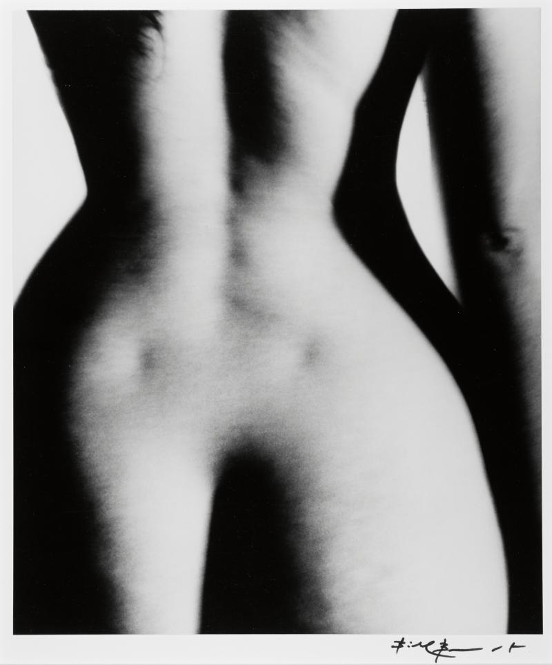 12 – Los 172 BILL BRANDT (1904–1983) ‘Nude, Rear View’, 1954 Silbergelatineabzug, geprintet in den 1970er-Jahren, montiert auf Originalkarton 34,1 x 29 cm Im Rand unten mit Filzstift signiert € 8.000 / € 10.000 – 12.000