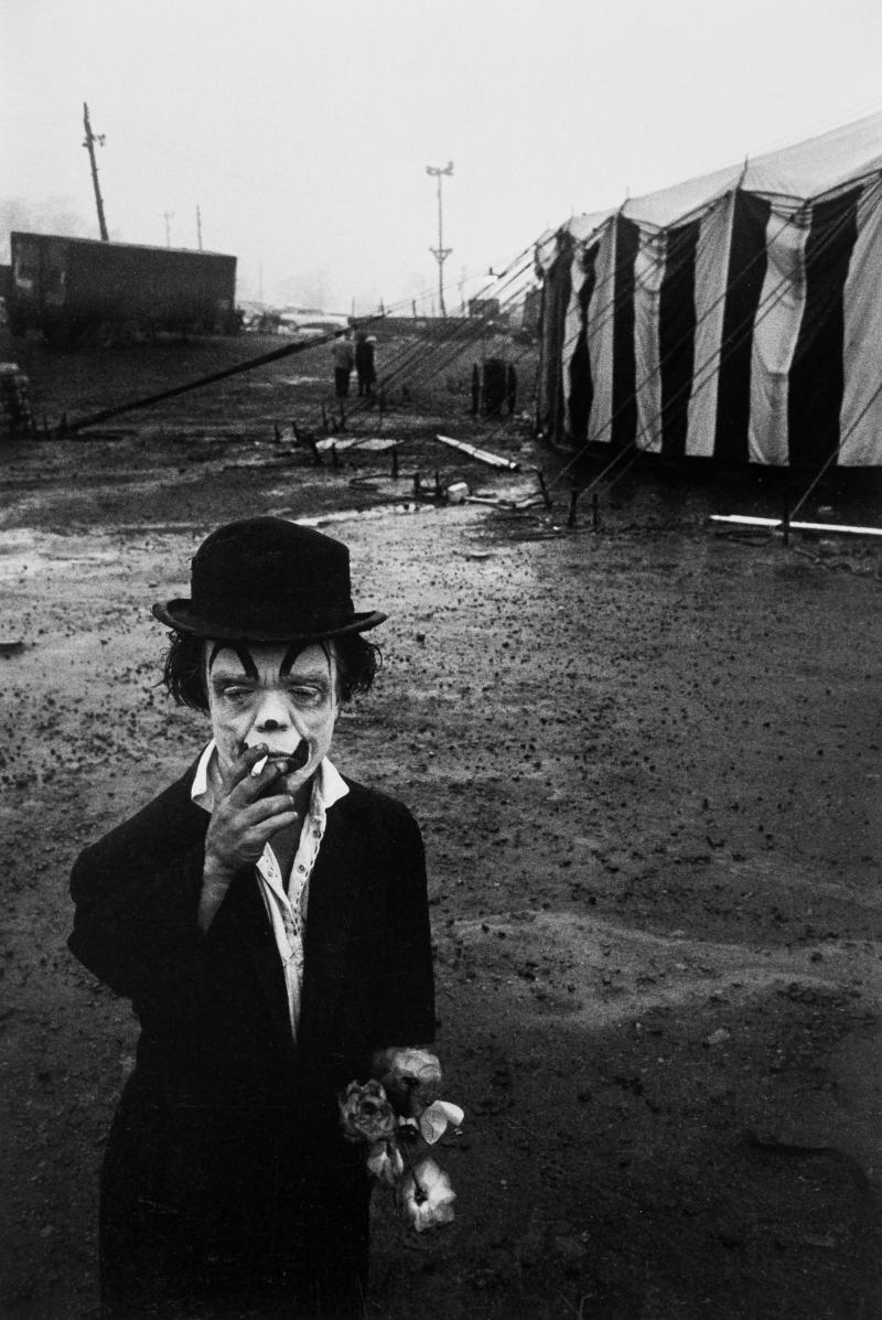 14 – Los 157 BRUCE DAVIDSON (* 1933) ‘The Dwarf, Palisades Amusement Park’, New Jersey 1958 Silbergelatineabzug, geprintet 1998 42,8 x 28,7 cm Rücks. vom Fotografen signiert und datiert (Printdatum) € 2.400 / € 4.000 – 5.000