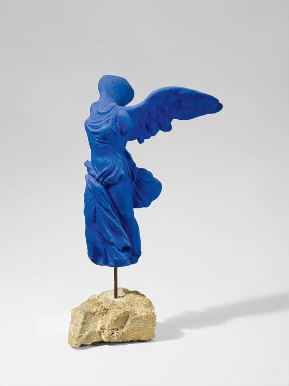 Yves Klein Victoire de Samothrace 1962  Farbpigment und Harz, auf Gips 51 x 25 x 31,5cm Ergebnis: 140.800 Euro