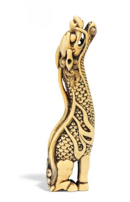 Kirin mit hochgerecktem Kopf Netsuke Elfenbein 18. Jh. Höhe: 11,7cm Ergebnis: 42.240 Euro