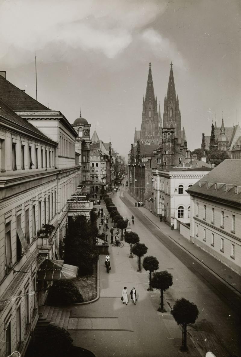 August Sander, Zeughausstraße Gebot Lot 51 Schätzpreis: €1.500 - €2.000