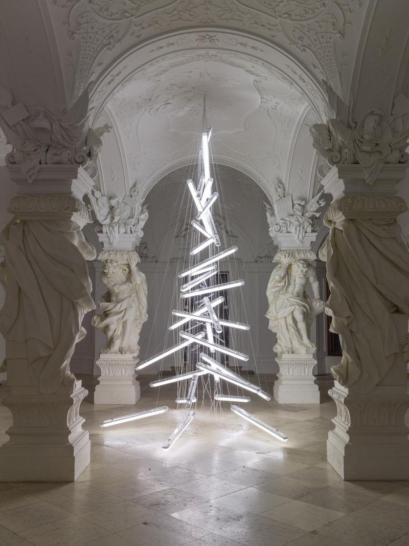 Manfred Erjautz, Under the Weight of Light, 2015 Feuchtraumbalken mit Leuchtstoffröhren, Elektrokabel, Seile und Metall Höhe: 6,4m © Belvedere, Wien / Bildrecht, Wien, 2015