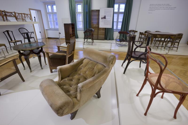 Adolf Loos Stuehle mit Fauteuil Knieschwimmer (c) BMobV_Lammerhuber