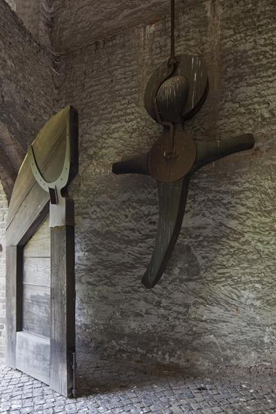 Installationsansicht von Kreuz und Tor des Büdericher Ehrenmals von Joseph Beuys im Alten Kirchturm, Meerbusch-Büderich, 2009 (Photographie Werner Hannappel) © VG Bild-Kunst, Bonn 2016