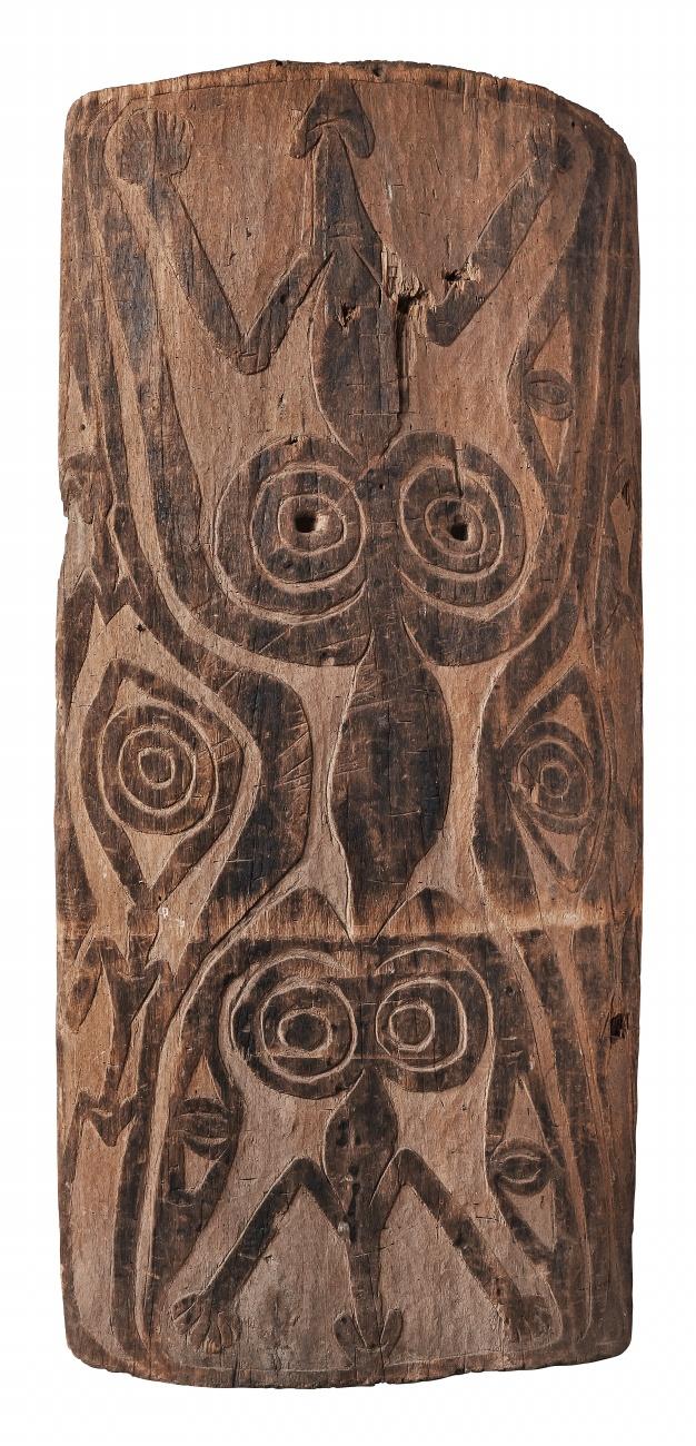 A SISSANO LAGOON SHIELD  Papua New Guinea  Of rectangular form, the scorched surface carved in shallow relief with scrolling fish motifs, two holes for retention of handle (now missing).  153.5 cm. high  Schätzpreis: €7.000 - €9.000, Ergebnis: 18.000