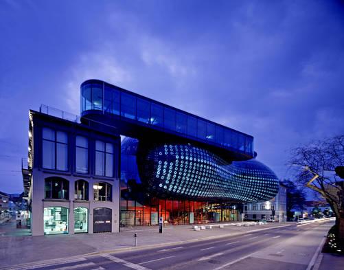 Kunsthaus Graz, Nachtaufnahme Foto: Universalmuseum Joanneum, Eduardo Martinez