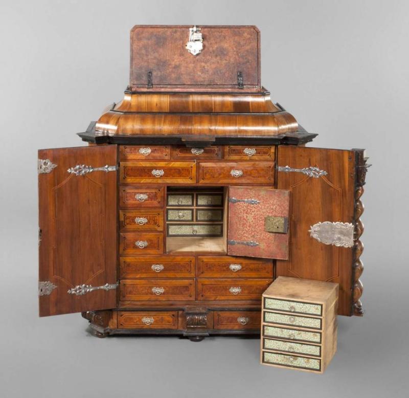 Augsburger Kabinettschrank um 1720, Nussbaum und Nussbaummaser auf Nadelholz furniert, Türfüllungen in Vogelaugenahorn,Mindestpreis:	9.800 EUR