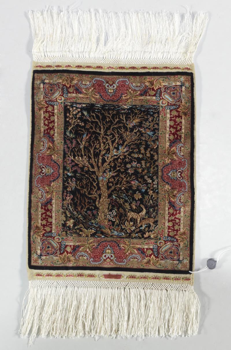 140-036211/0001 Hereke Seide 28 x 28 (Knoten per cm2), Nordwestanatolien (Türkei), ca. 23 x 19 cm, Ende 20. Jh. extrem feiner Knüpfteppich mit Baum/Tier-Motiv, Knotenberechnung: ca. 7,8 Mill. Knoten per qm, signiert mit "Özipek". Rufpreis €  4.000