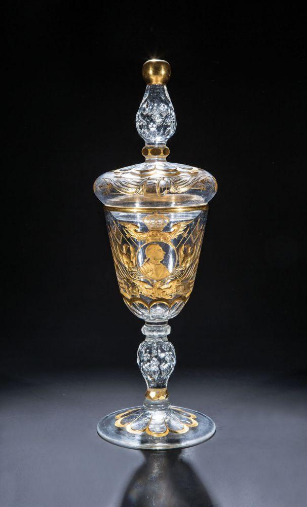 Deckelpokal mit Friedrich Wilhelm I. von Preußen Potsdam, 1720-1735 Farbloses Glas mit Abriss und vergoldetem Tiefschnitt. Schätzpreis:	3.300 - 4.000 EUR