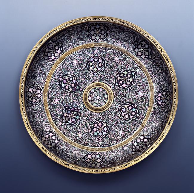 Becken mit Perlmuttmosaik, Gujarat, Indien 16. Jh., Fassung: Elias Geyer, Leipzig, um 1600, Grünes Gewölbe, Copyright, Staatliche Kunstsammlungen Dresden Foto: Jürgen Karpinski