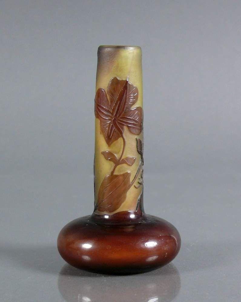 Miniatur Gallé-Vase (um 1910) auf gewulstetem Stand zyl. gestreckter Hals, Mindestpreis:	450 EUR