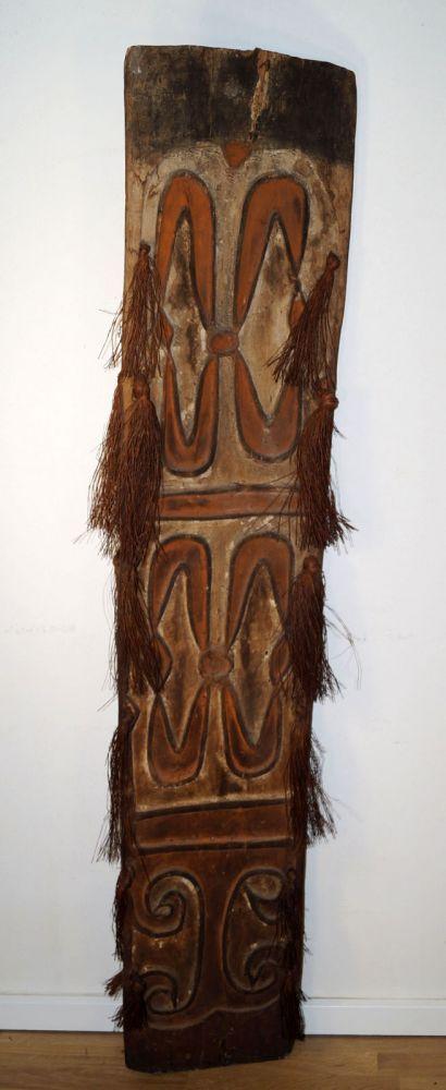 Seltenes Kriegsschild, Neuguinea Asmat Irian Jaya H. 162 cm, B. 37 cm. Schätzpreis:	1.200 EUR