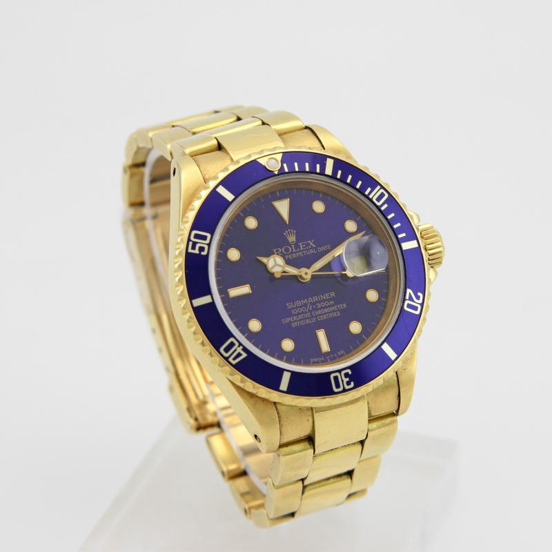 Los 407, eine ROLEX Herrenuhr "Submariner" aus 18-karätigem Gold, kam nach einem heißen Bietergefecht für 11.500,-EUR unter den Hammer.