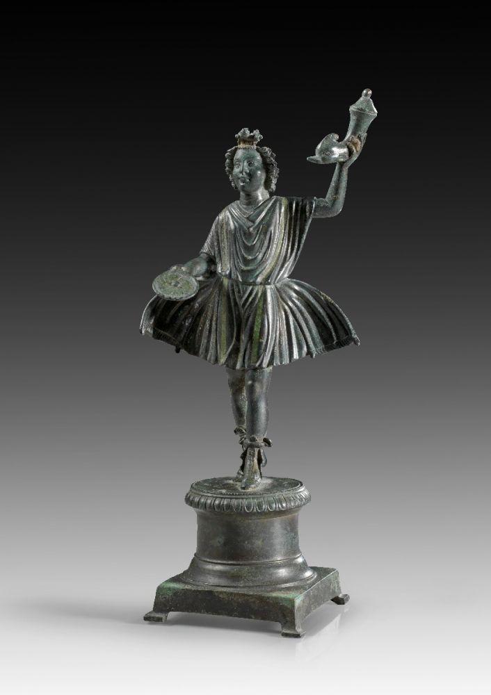 Lar. Römisch, 1. Jh. n. Chr. H 20cm. Figur aus Bronzevollguss, die Basis hohl. Schätzpreis:	30.000 EUR