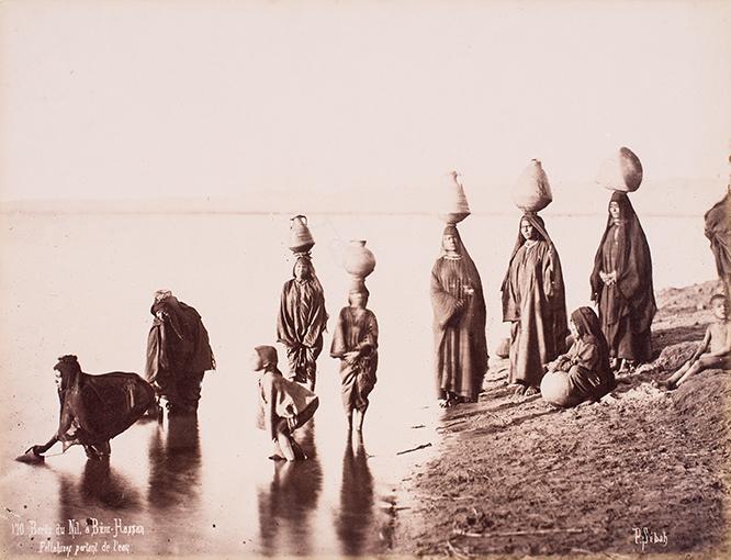 Pascal Sébah Fellachinnen beim Wassertragen am Nil-Ufer, Beni-Hassan, Ägypten Um 1870, Kollodiumpapier Ankauf Antiquariat Fahl, 2010 © Münchner Stadtmuseum