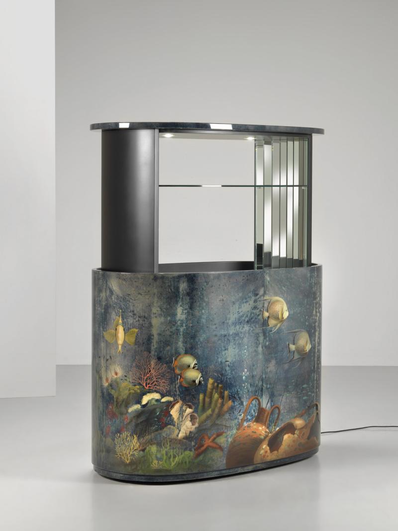 Seltenes Barmöbel, Aldo Tura, Italien 1990, Holzkorpus mit Ziegenleder bespannt, allseitig Malerei mit Aquariumsmotiven von Franco del Bero  Schätzwert € 12.000-18.000