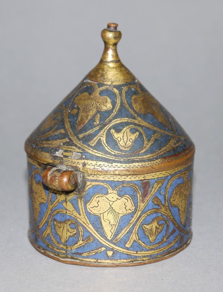 Limoger Pyxis, 1. H. 13. Jh. Hostienbehälter aus einem flachen zylinderförmigem Gefäß mit Kegeldeckel aus Kupfer. Schätzpreis: 	8.000 - 10.000 EUR