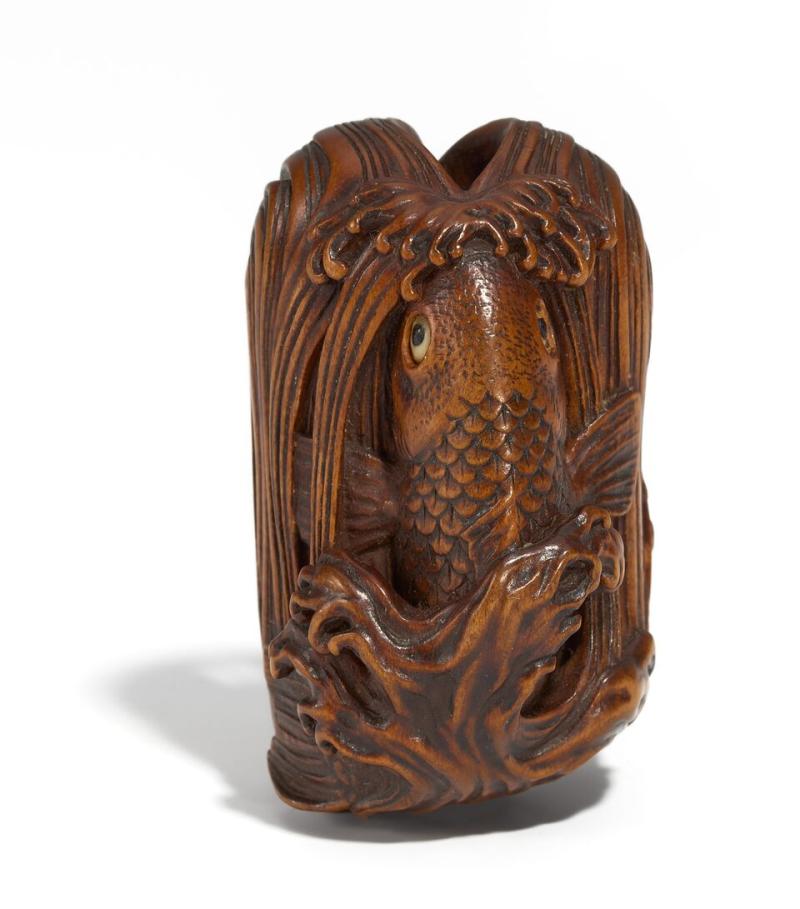 Netsuke. Großer Karpfen Japan, Edo-Zeit 1800-1840 Buchsbaum und Elfenbein Ergebnis: 16.640 Euro