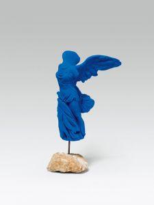 Yves Klein, La victoire de Samothrace / Sieg der Samothrake, 1962, Harz, Pigment, synthetisches Bindemittel auf Gips auf Stein montiert; H. 48 cm, KP € 138.600