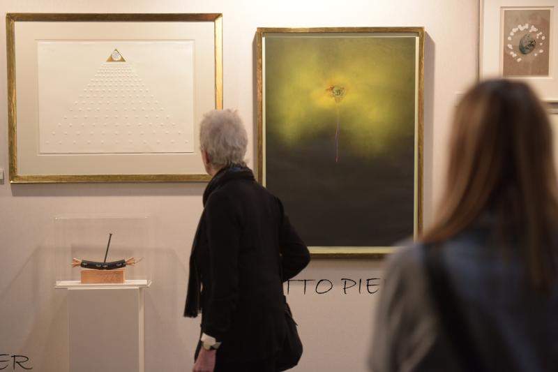 Die Sammellust sollen geführte Rundgänge über die „Art & Antik Messe Münster“ wecken. Dabei lenken Kunsthistoriker den Blick nicht nur auf Hochkaräter wie den Maler Otto Piene, sondern zeigen auch unbekanntere, gleichwohl nicht weniger spannende Künstler. Foto: Peter Grewer