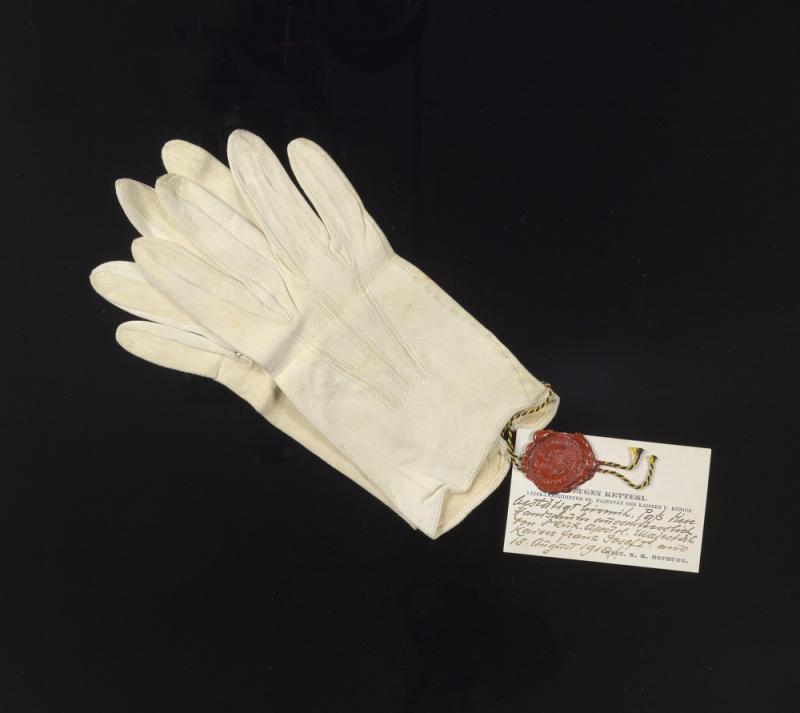 Nr. 76 Kaiser Franz Joseph I. von Österreich, Paar persönliche Handschuhe, Rehleder, anhängend gesiegelte Visitenkarte des Leibkammerdieners Eugen Ketterl 1910  erzielter Preis € 6.875