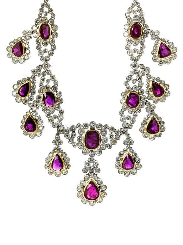 Rubin-Diamantcollier und Ohrhänger Halsweite: ca. 41,5 cm. Länge Mittelteil: ca. 4,5 cm. Schätzpreis:	250.000 - 300.000 EUR