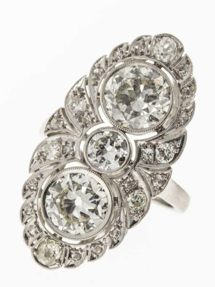 Außergewöhnlich repräsentativer Diamant-Ring Platin (geprüft).  Aufrufpreis:	4.500 EUR