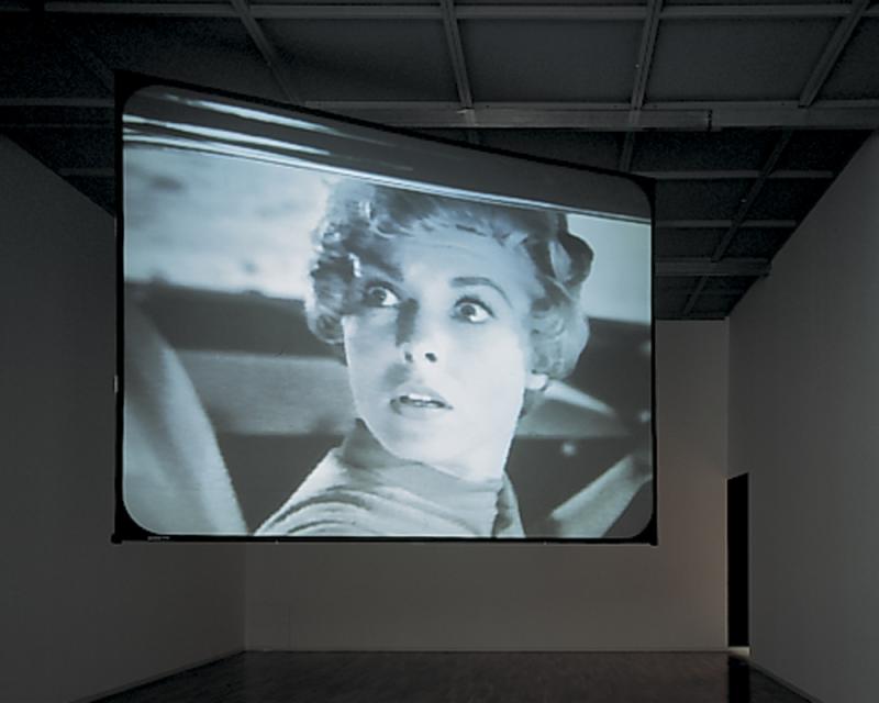 Douglas Gordon 24 Hour Psycho  1993  Videoinstallation handelsübliche Videokassette des Spielfilms "Psycho" von Alfred Hitchcock, Player mit stufenlos variierbarer Abspielgeschwindigkeit, Videoprojektor, semitransparente Leinwand (300 x 400 cm bzw. 400 x 600 cm) Raummaße: min 5,2 x 14 x 7 m  © Douglas Gordon Foto: Helge Mundt