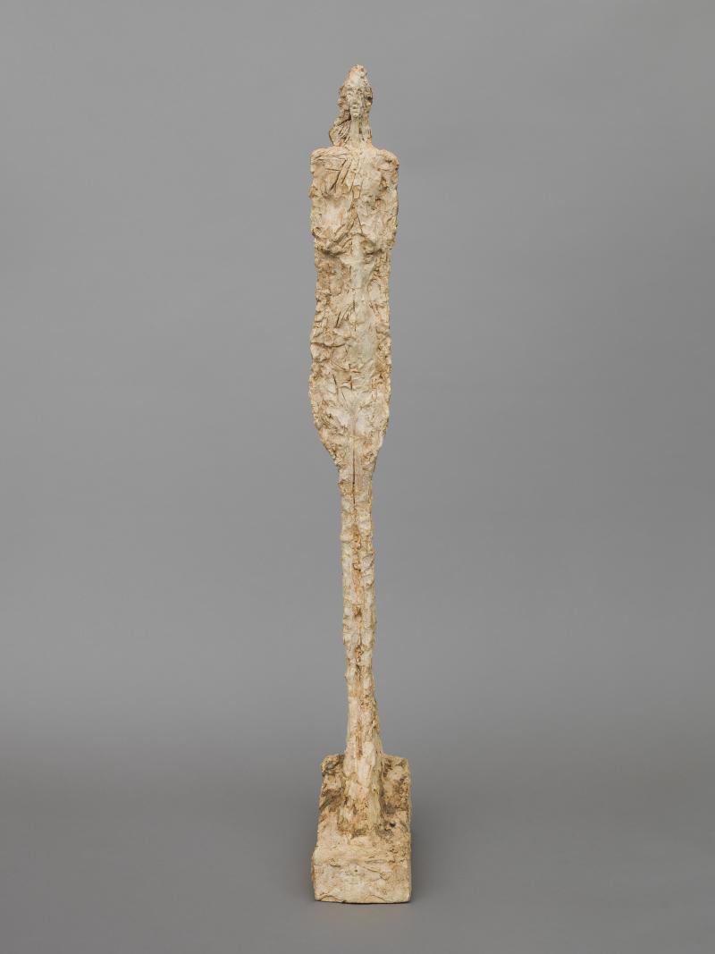 Alberto Giacometti Femme de Venise VIII, 1956 Frau für Venedig VIII Gips, 124,8 x 14,5 x 34 cm Fondation Alberto et Annette Giacometti, Paris, Foto: Marco Illuminati, © Alberto Giacometti Estate, 2016 und Succession Alberto Giacometti / 2016 ProLitteris, Zürich