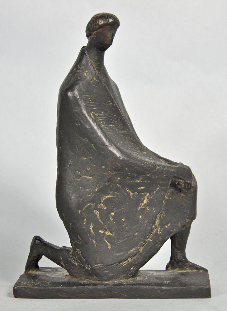 NUSS Fritz (1907 Göppingen - 1999 Strümpfelbach) "Knieender mit Umhang" auf Sockel, vollrunde Bronzefigur, H15,5cm, Mindestpreis:	300 EUR