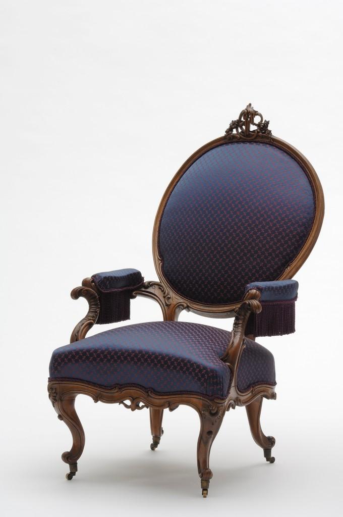 Fauteuil, Österreich um 1840 © MAK – Österreichisches Museum für angewandte Kunst / Gegenwartskunst, Wien Nussbaumholz, geschnitzt, Polsterung und Stoffbespannung erneuert