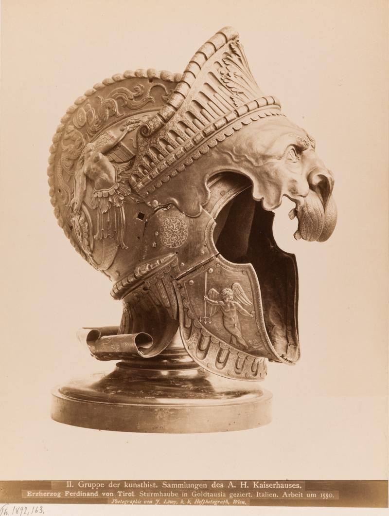 Josef Löwy, „Erzherzog Ferdinand von Tirol. Sturmhaube in Goldtausia geziert. Italien. Arbeit um 1550.“, 1873-1892, Albuminabzug, 26,5 x 20,3 cm, © Museum für Kunst und Gewerbe Hamburg