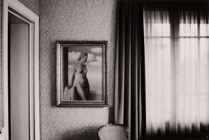 Duane Michals, "Nude painting, interior Magritte home" aus dem Portfolio "A Visit with Magritte by Duane Michals", 1970er Jahre, Silbergelatineabzug, 17 x 25 cm, © Duane Michals. Courtesy of DC Moore Gallery, New York