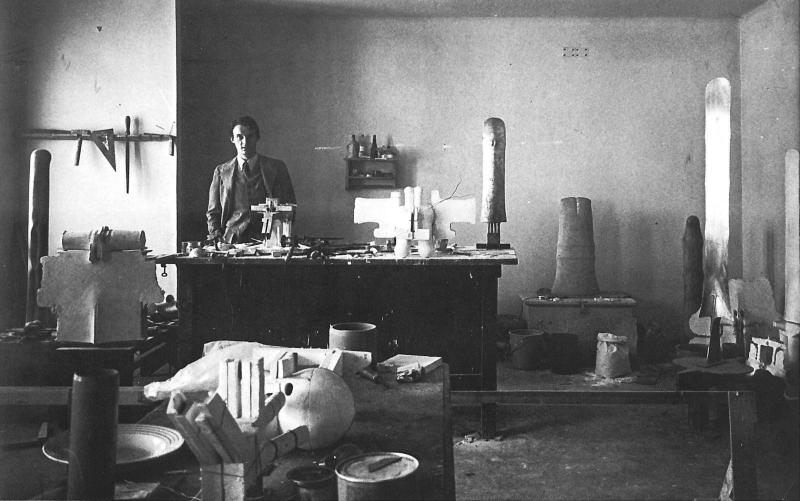 Walter Pichler im Atelier, 1963 Silbergelatineabzug Nachlass Walter Pichler Foto: Barbara Karban