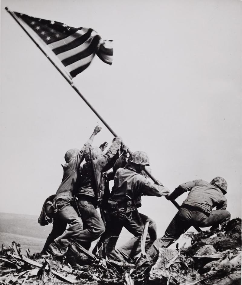 Joe Rosenthal (1911-2006), „Raising the Flag on Iwo Jima“, 1945 © WestLicht Photographica Auction