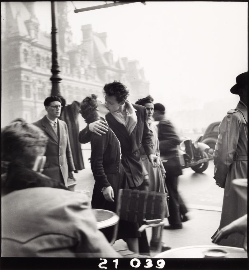 Robert Doisneau (1912–1994), „Le baiser de l`Hôtel de Ville“, Paris 1950 © WestLicht Photographica Auction