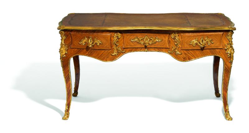 Bureau Plat Jaques-Philippe Carel Paris | um 1745-50 Eichenkorpus furniert mit Königsholz Ergebnis: 46.080€