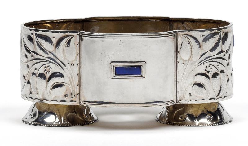 Nr. 153 Josef Hoffmann Jardiniere, Entwurf 1910, Ausführung Wiener Werkstätte, Silber, innen vergoldet, Lapislazuli  Höhe 10,5 cm, Länge 22,5 x 14,5 cm  erzielter Preis € 40.000