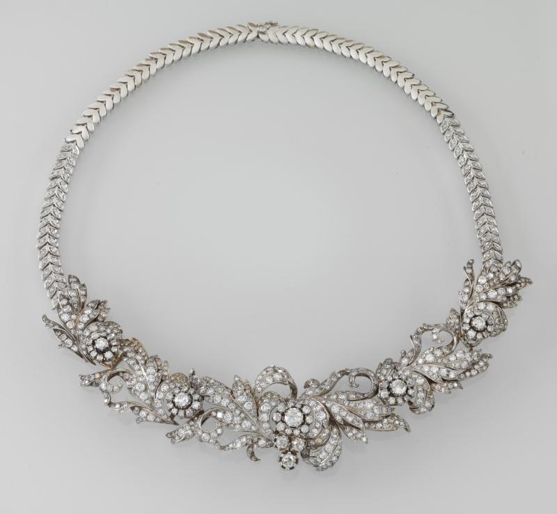 Diamantcollier mit Diadem-Mittelteil zus. ca. 22 ct € 17.500