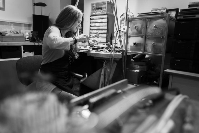 Ball, Susanne: „im Atelier bei der Arbeit“ Schmuckgestaltung; Industrieviertel Foto: Franz Baldauf - Abdruck honorarfrei bei Namensnennung (im Zusammenhang mit den „NÖ Tagen der offenen Ateliers 2016“)