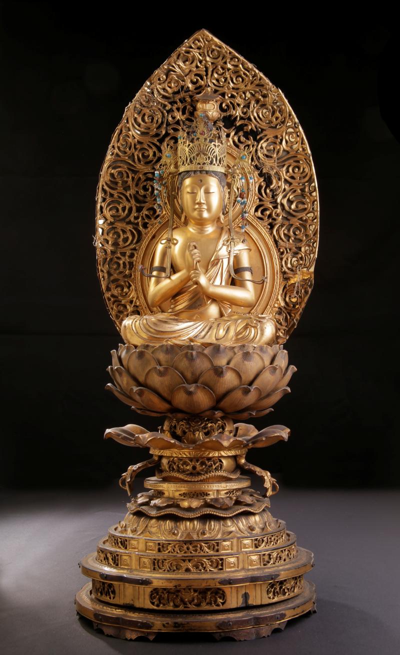 Buddha auf Lotus sitzend in Vajra-Mudra (Geste der Weisheit) Goldlackarbeit, Ende Edo-Periode 18./19. Jh. H: 60 cm  Zur Verfügung gestellt von: Galerie Darya